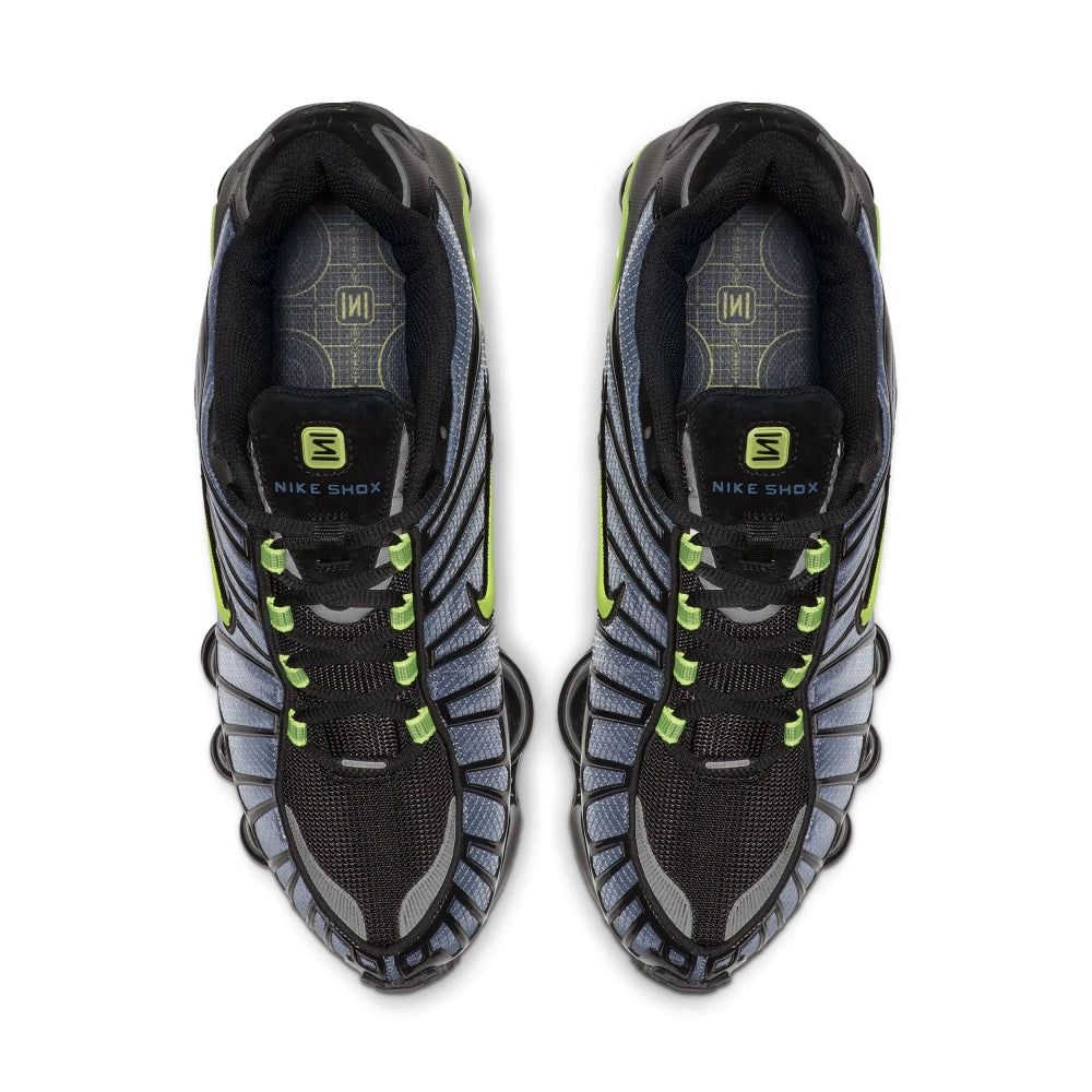 Nike Shox TL Thunderstorm avec tige en maille respirante, renforts en TPU moulé, amorti Nike Shox sur toute la longueur et semelle extérieure en caoutchouc.