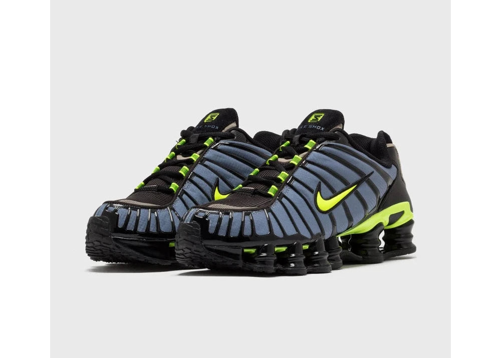 Nike Shox TL Thunderstorm avec tige en maille respirante, renforts en TPU moulé, amorti Nike Shox sur toute la longueur et semelle extérieure en caoutchouc.