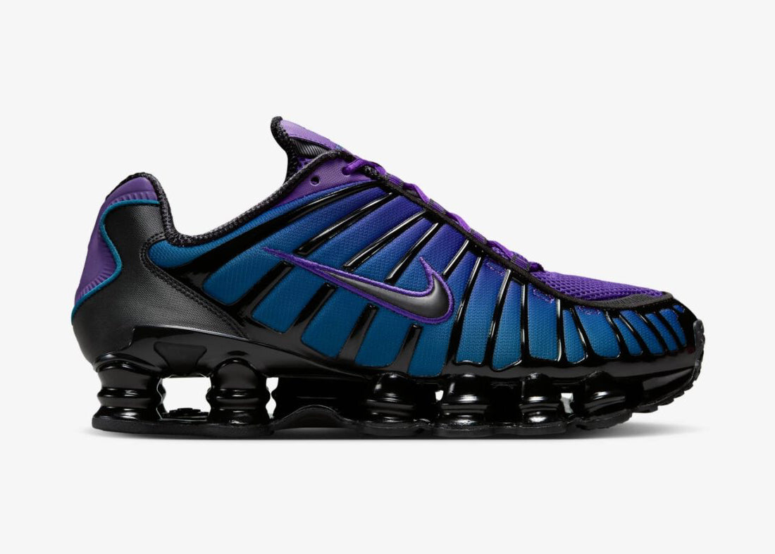 Nike Shox TL Voltage Purple avec tige en mesh respirant, renforts synthétiques moulés, détails Voltage Purple et semelle Nike Shox intégrale offrant amorti et stabilité vue de profil. 