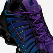 Vue zoomée sur les détails latéraux de la Nike Shox TL Voltage Purple avec tige en mesh respirant, renforts synthétiques moulés, détails Voltage Purple et semelle Nike Shox intégrale offrant amorti et stabilité.