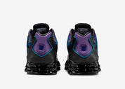 Nike Shox TL Voltage Purple avec tige en mesh respirant, renforts synthétiques moulés, détails Voltage Purple et semelle Nike Shox intégrale offrant amorti et stabilité vue de derrière. 