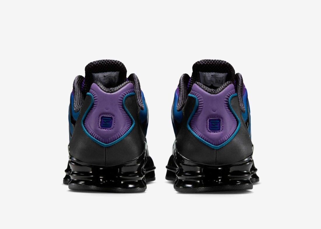 Nike Shox TL Voltage Purple avec tige en mesh respirant, renforts synthétiques moulés, détails Voltage Purple et semelle Nike Shox intégrale offrant amorti et stabilité vue de derrière. 