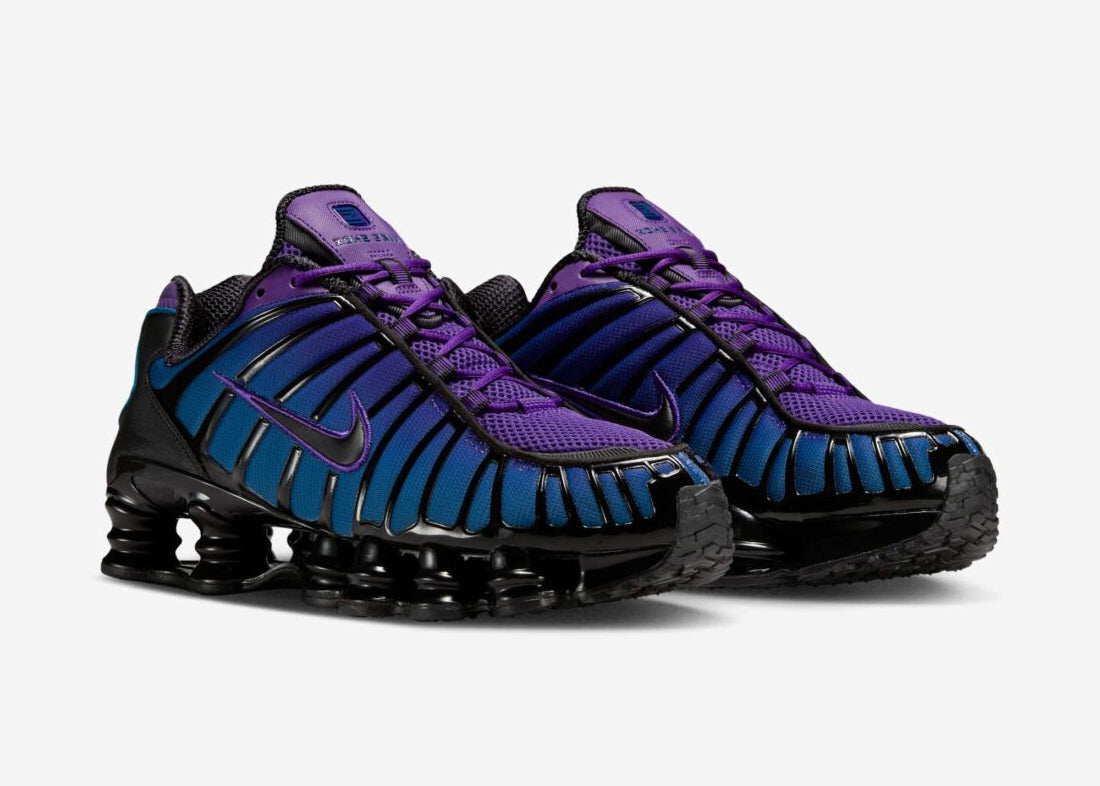 Nike Shox TL Voltage Purple avec tige en mesh respirant, renforts synthétiques moulés, détails Voltage Purple et semelle Nike Shox intégrale offrant amorti et stabilité vue de 3/4 face. 