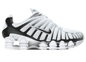 Nike Shox TL White Platinum avec tige en mesh respirant blanc, renforts synthétiques Platinum et semelle Nike Shox intégrale offrant amorti et stabilité vue de profil. 
