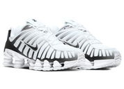 Nike Shox TL White Platinum avec tige en mesh respirant blanc, renforts synthétiques Platinum et semelle Nike Shox intégrale offrant amorti et stabilité vue de 3/4 face. 