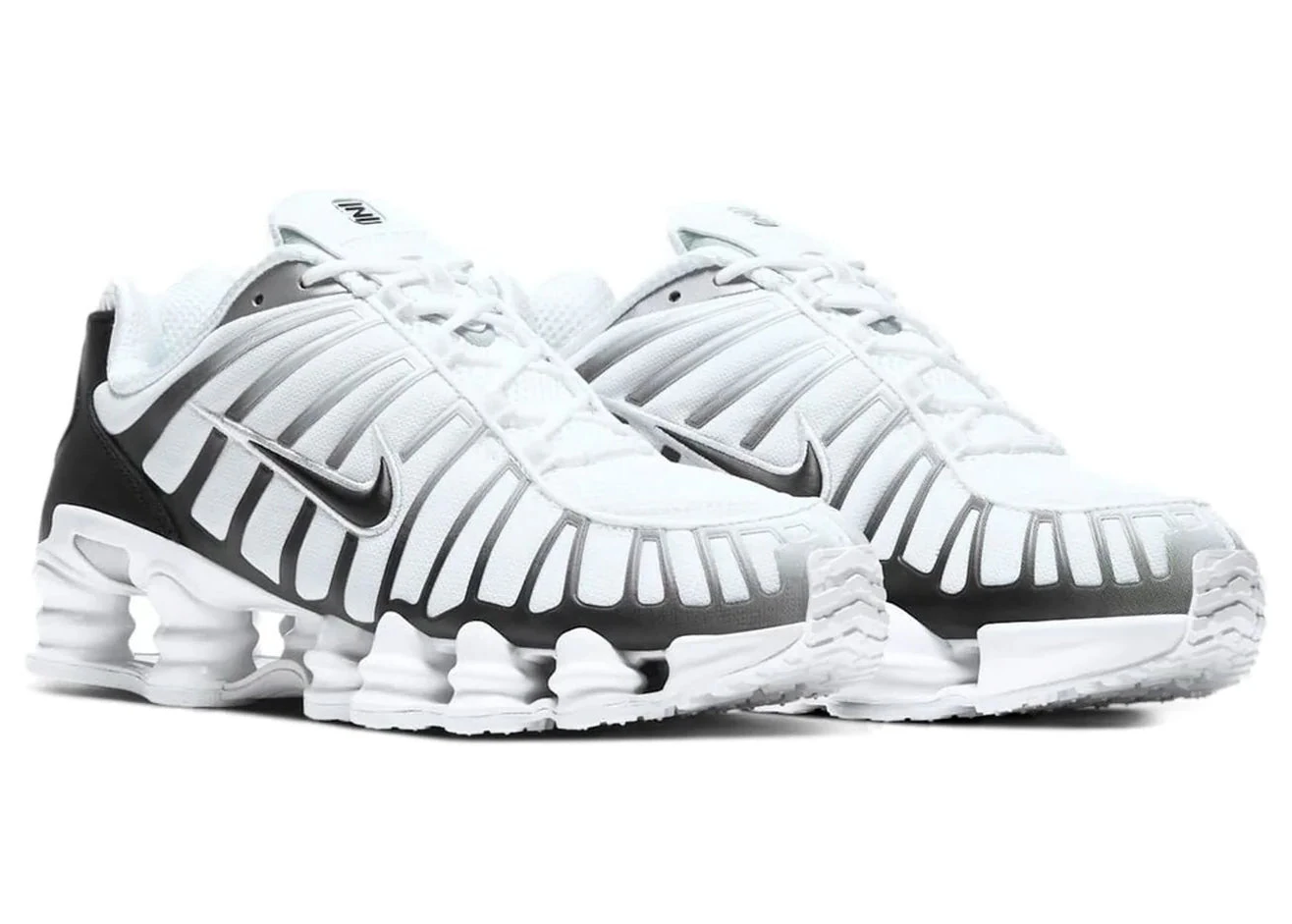 Nike Shox TL White Platinum avec tige en mesh respirant blanc, renforts synthétiques Platinum et semelle Nike Shox intégrale offrant amorti et stabilité vue de 3/4 face. 