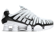 Nike Shox TL White Platinum avec tige en mesh respirant blanc, renforts synthétiques Platinum et semelle Nike Shox intégrale offrant amorti et stabilité vue de profil intérieur. 