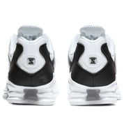 Nike Shox TL White Platinum avec tige en mesh respirant blanc, renforts synthétiques Platinum et semelle Nike Shox intégrale offrant amorti et stabilité vue de derrière. 
