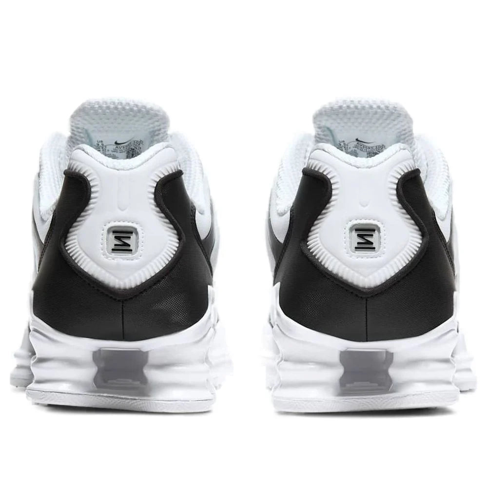 Nike Shox TL White Platinum avec tige en mesh respirant blanc, renforts synthétiques Platinum et semelle Nike Shox intégrale offrant amorti et stabilité vue de derrière. 