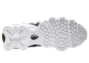 Nike Shox TL White Platinum avec tige en mesh respirant blanc, renforts synthétiques Platinum et semelle Nike Shox intégrale offrant amorti et stabilité vue du dessous. 