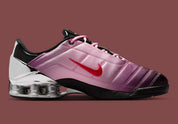 Sneaker Nike Total 90 Shox Magia Forget-Me-Nots Shy Pink rose avec amorti Shox visible et design inspiré du football des années 2000.