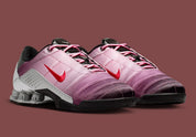 Sneaker Nike Total 90 Shox Magia Forget-Me-Nots Shy Pink rose avec amorti Shox visible et design inspiré du football des années 2000.
