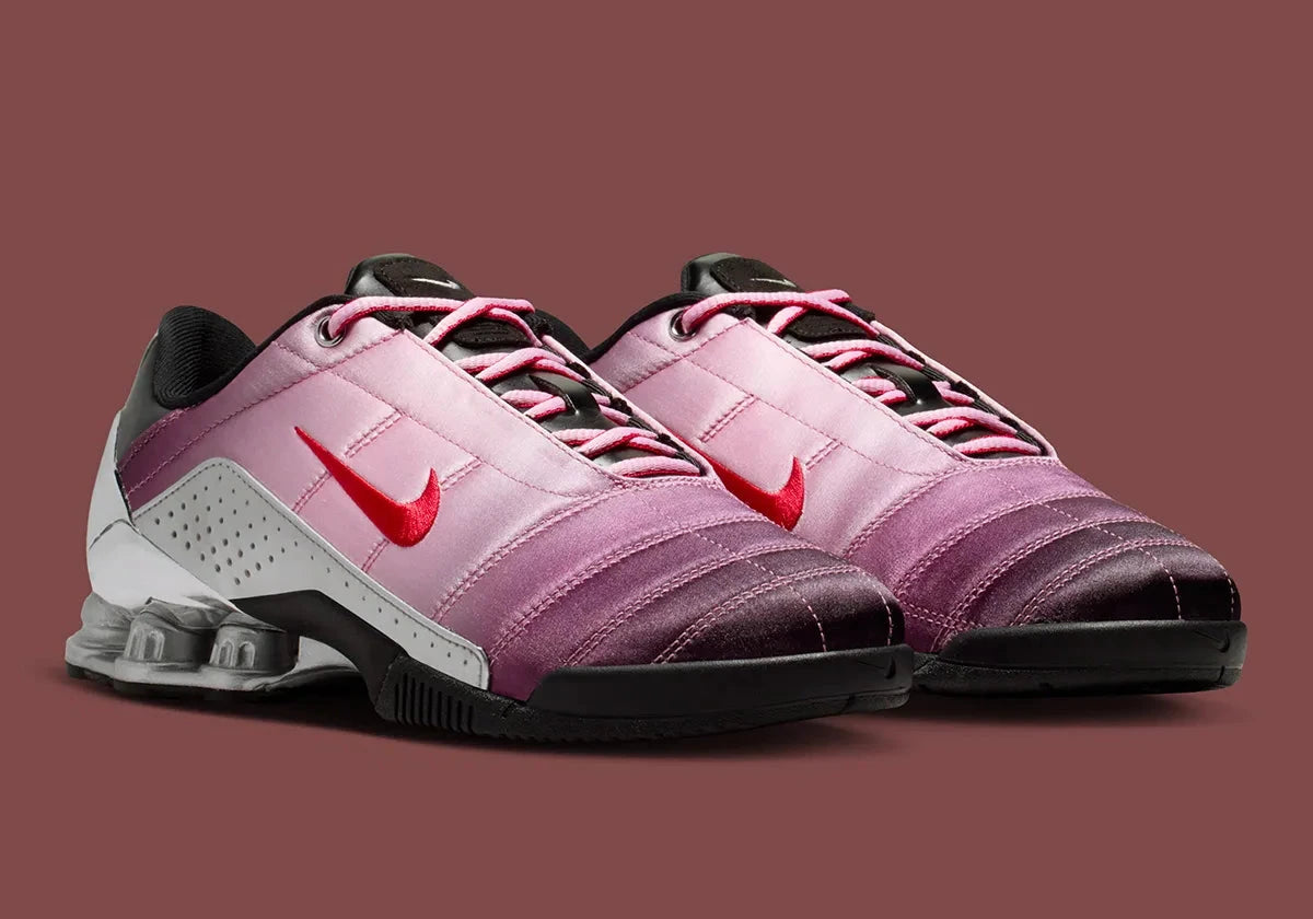 Sneaker Nike Total 90 Shox Magia Forget-Me-Nots Shy Pink rose avec amorti Shox visible et design inspiré du football des années 2000.