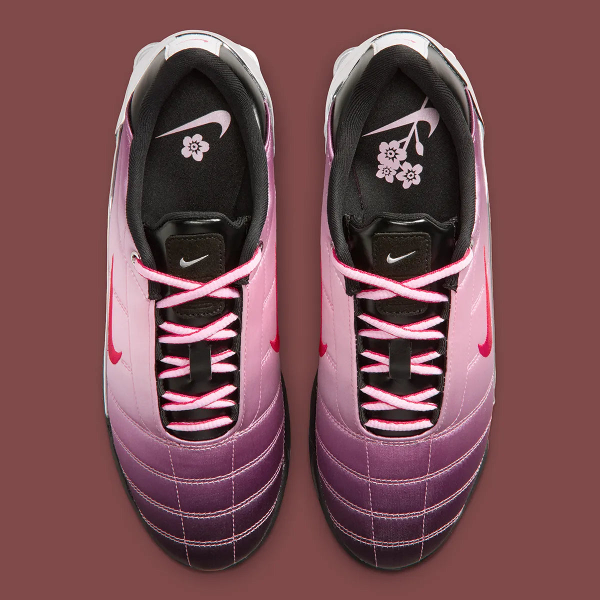 Sneaker Nike Total 90 Shox Magia Forget-Me-Nots Shy Pink rose avec amorti Shox visible et design inspiré du football des années 2000.