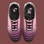 Sneaker Nike Total 90 Shox Magia Forget-Me-Nots Shy Pink rose avec amorti Shox visible et design inspiré du football des années 2000.