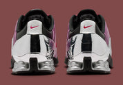 Sneaker Nike Total 90 Shox Magia Forget-Me-Nots Shy Pink rose avec amorti Shox visible et design inspiré du football des années 2000.