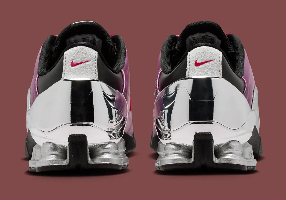 Sneaker Nike Total 90 Shox Magia Forget-Me-Nots Shy Pink rose avec amorti Shox visible et design inspiré du football des années 2000.