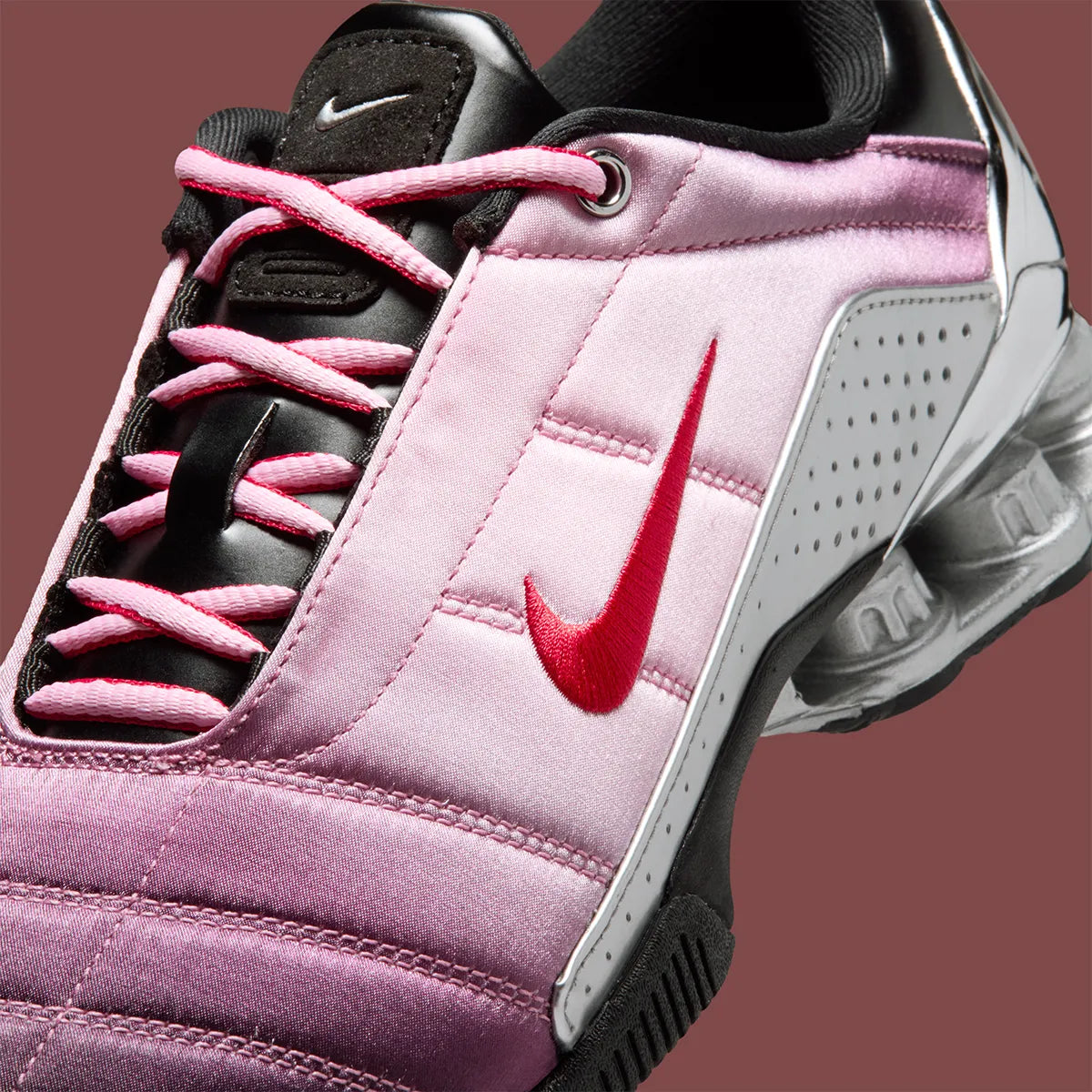 Sneaker Nike Total 90 Shox Magia Forget-Me-Nots Shy Pink rose avec amorti Shox visible et design inspiré du football des années 2000.