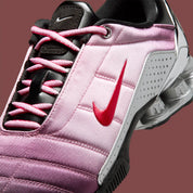 Sneaker Nike Total 90 Shox Magia Forget-Me-Nots Shy Pink rose avec amorti Shox visible et design inspiré du football des années 2000.