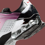 Sneaker Nike Total 90 Shox Magia Forget-Me-Nots Shy Pink rose avec amorti Shox visible et design inspiré du football des années 2000.