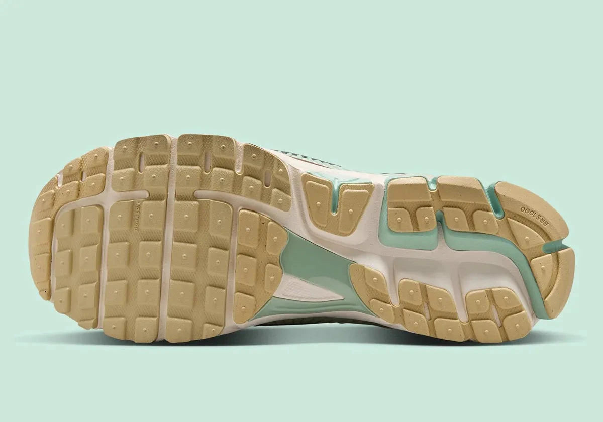 chaussure de running Nike Vomero 5 Is Perfect For Your Next Beach Vacation , marron,  bleu , cyan , jaune , semelle légère et confortable , vue du dessous