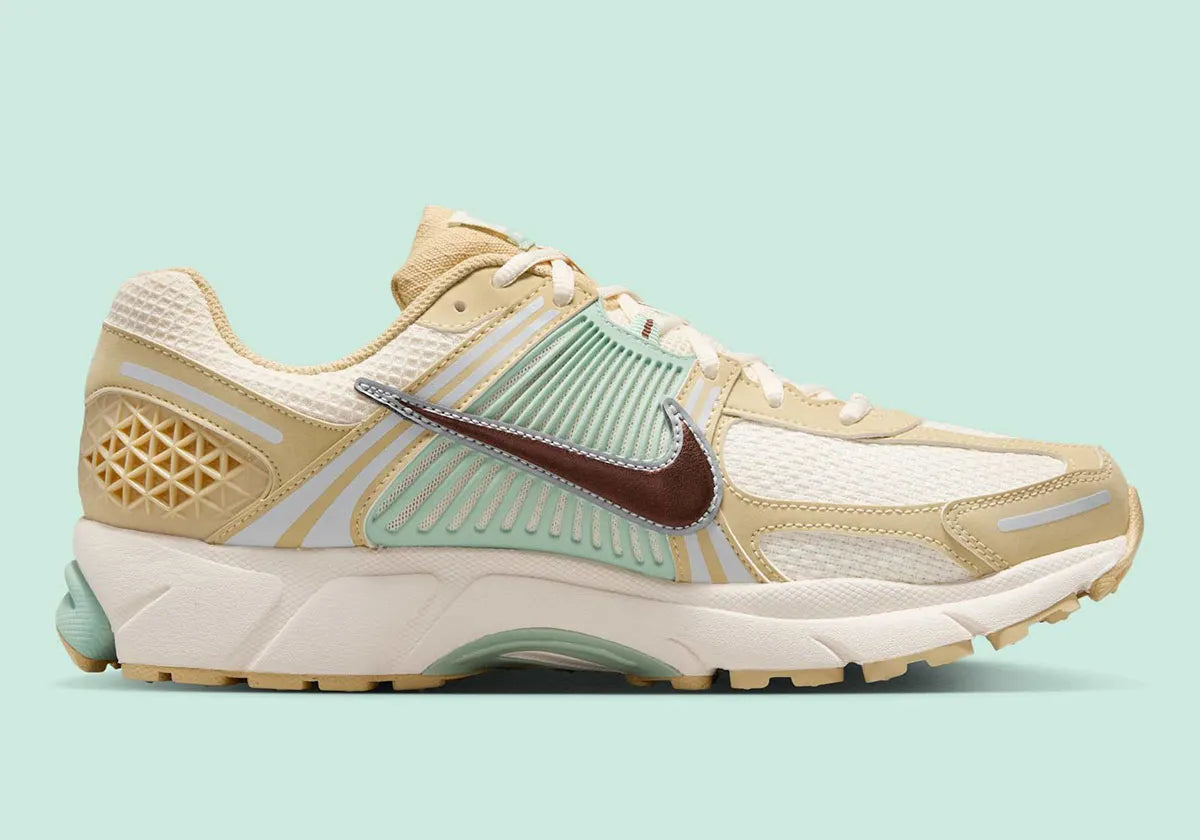 chaussure de running Nike Vomero 5 Is Perfect For Your Next Beach Vacation , marron,  bleu , cyan , jaune , semelle légère et confortable , vue de profile