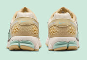 chaussure de running Nike Vomero 5 Is Perfect For Your Next Beach Vacation , marron,  bleu , cyan , jaune , semelle légère et confortable , vue de l'arrière 