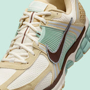 chaussure de running Nike Vomero 5 Is Perfect For Your Next Beach Vacation , marron,  bleu , cyan , jaune , semelle légère et confortable , vue de coté