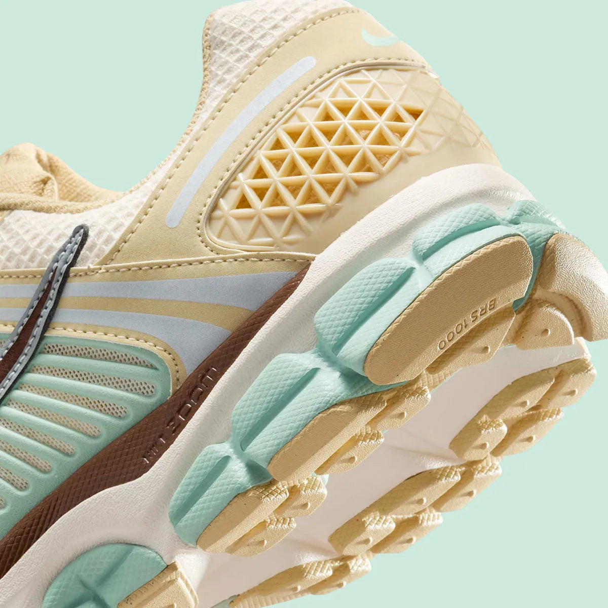 chaussure de running Nike Vomero 5 Is Perfect For Your Next Beach Vacation , marron,  bleu , cyan , jaune , semelle légère et confortable , vue de coté