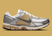 Chaussure de running Nike Vomero 5 Metallic Pewter , semelle légère et confortable , vue de profil