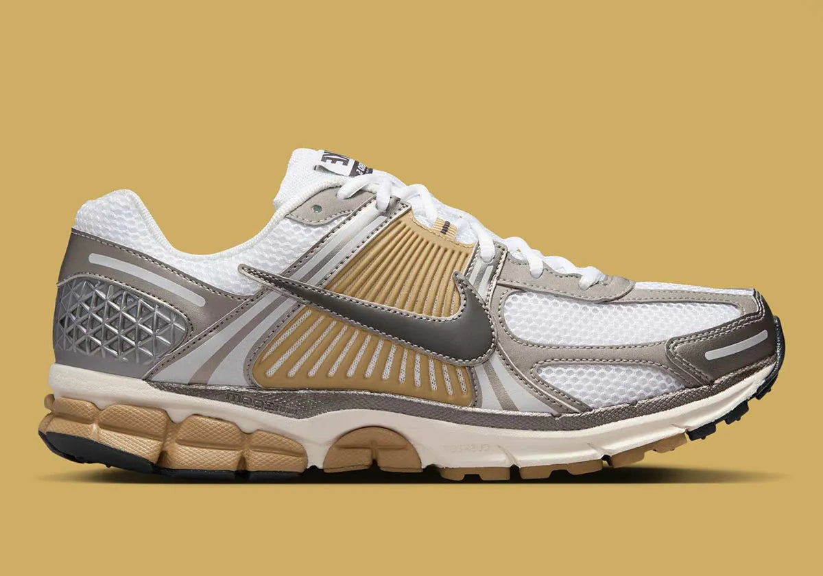 Chaussure de running Nike Vomero 5 Metallic Pewter , semelle légère et confortable , vue de profil