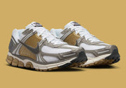 Chaussure de running Nike Vomero 5 Metallic Pewter , semelle légère et confortable , vue de coté