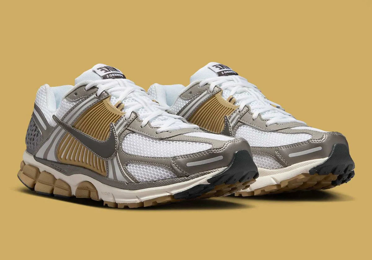 Chaussure de running Nike Vomero 5 Metallic Pewter , semelle légère et confortable , vue de coté