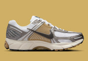 Chaussure de running Nike Vomero 5 Metallic Pewter , semelle légère et confortable , vue de profil