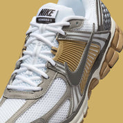 Chaussure de running Nike Vomero 5 Metallic Pewter , semelle légère et confortable , vue de coté