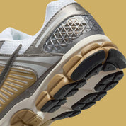 Chaussure de running Nike Vomero 5 Metallic Pewter , semelle légère et confortable , vue de coté