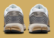 Chaussure de running Nike Vomero 5 Metallic Pewter , semelle légère et confortable , vue de derrière 