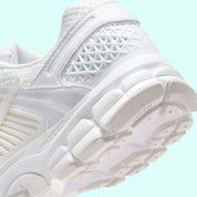 chaussure de running Nike Vomero 5 Surfaces In “Triple White” , blanc ,  semelle légère et confortable , vue de coté