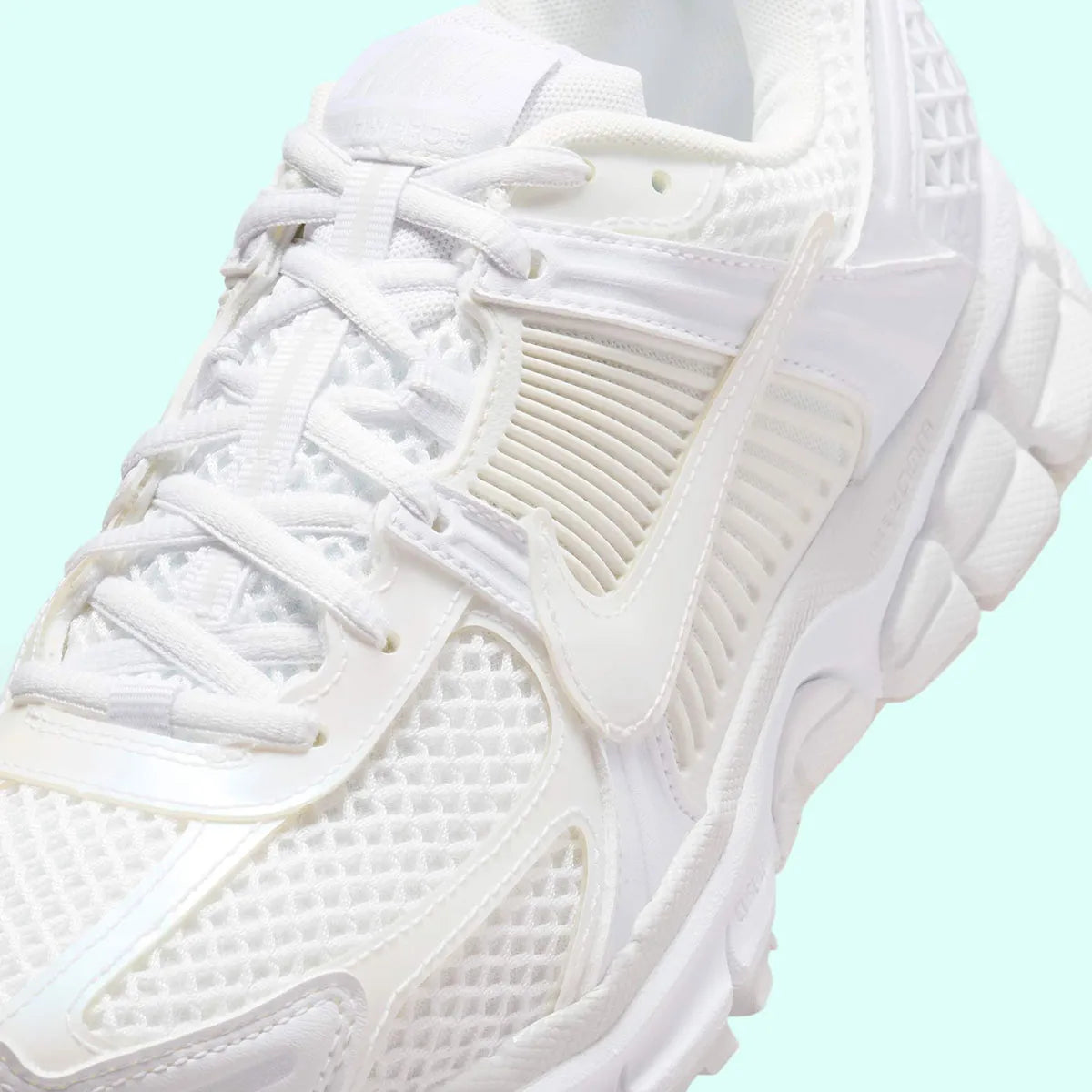 chaussure de running Nike Vomero 5 Surfaces In “Triple White” , blanc ,  semelle légère et confortable , vue de coté