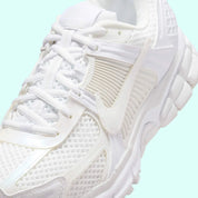 chaussure de running Nike Vomero 5 Surfaces In “Triple White” , blanc ,  semelle légère et confortable , vue de coté