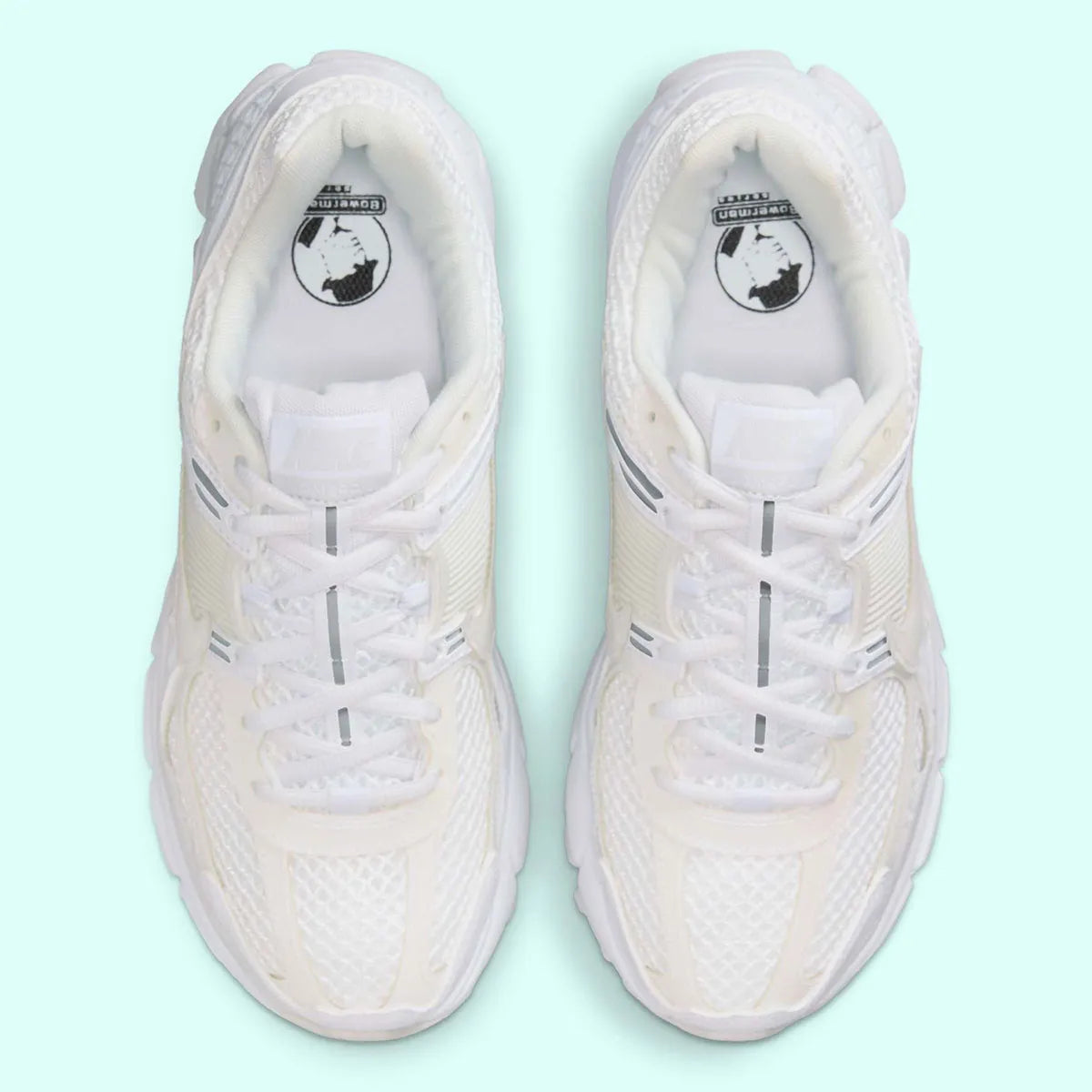 chaussure de running Nike Vomero 5 Surfaces In “Triple White” , blanc ,  semelle légère et confortable , vue de haut