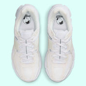 chaussure de running Nike Vomero 5 Surfaces In “Triple White” , blanc ,  semelle légère et confortable , vue de haut