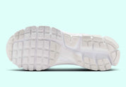 chaussure de running Nike Vomero 5 Surfaces In “Triple White” , blanc ,  semelle légère et confortable , vue de dessous