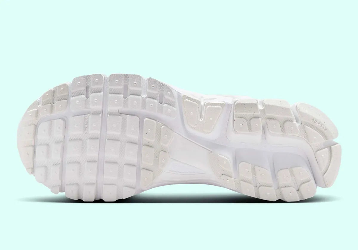 chaussure de running Nike Vomero 5 Surfaces In “Triple White” , blanc ,  semelle légère et confortable , vue de dessous