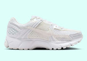 chaussure de running Nike Vomero 5 Surfaces In “Triple White” , blanc ,  semelle légère et confortable , vue de profil