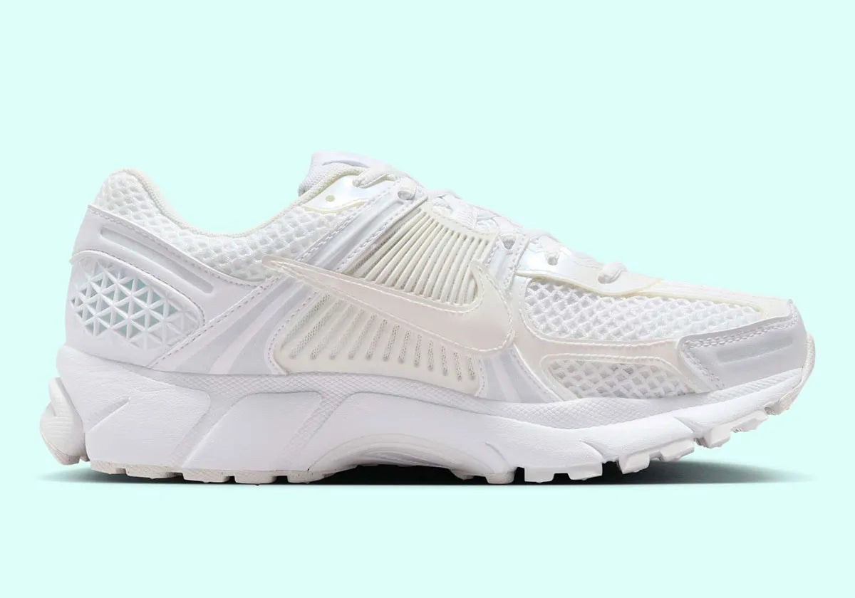 chaussure de running Nike Vomero 5 Surfaces In “Triple White” , blanc ,  semelle légère et confortable , vue de profil