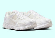 chaussure de running Nike Vomero 5 Surfaces In “Triple White” , blanc ,  semelle légère et confortable , vue de coté