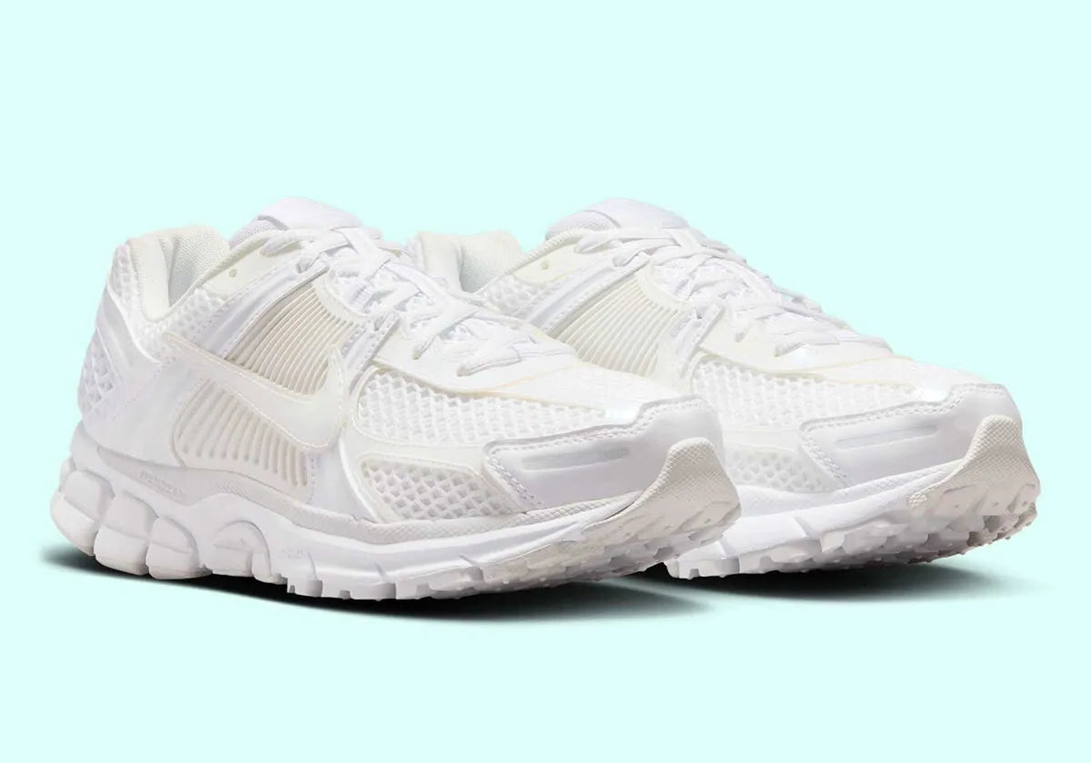 chaussure de running Nike Vomero 5 Surfaces In “Triple White” , blanc ,  semelle légère et confortable , vue de coté
