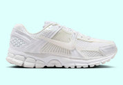 chaussure de running Nike Vomero 5 Surfaces In “Triple White” , blanc ,  semelle légère et confortable , vue de profile