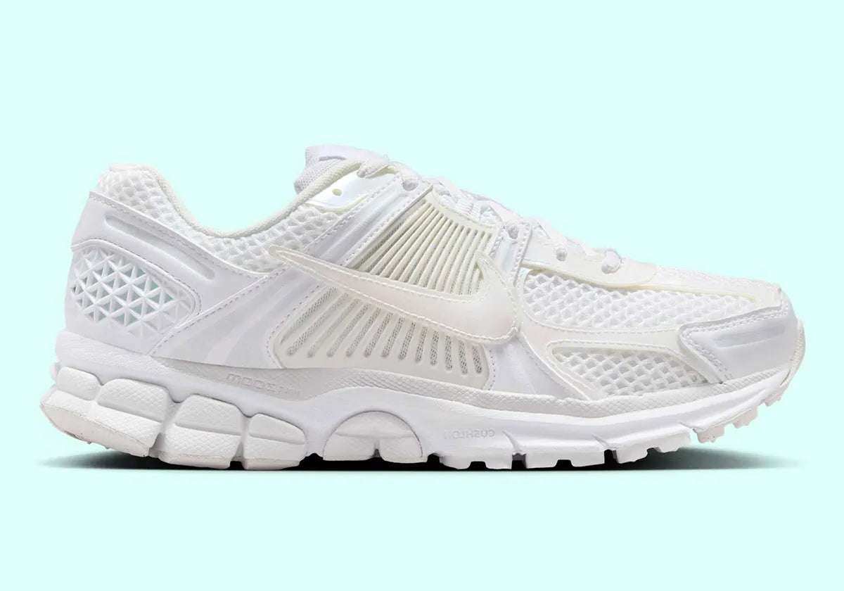 chaussure de running Nike Vomero 5 Surfaces In “Triple White” , blanc ,  semelle légère et confortable , vue de profile